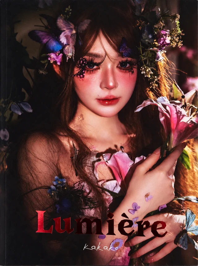 Lumière 写真集封面,花朵与蝴蝶环绕的佳佳子